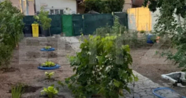 Teren 370 m&sup2; cu casă demolabilă, curent, apă, gaz, canal