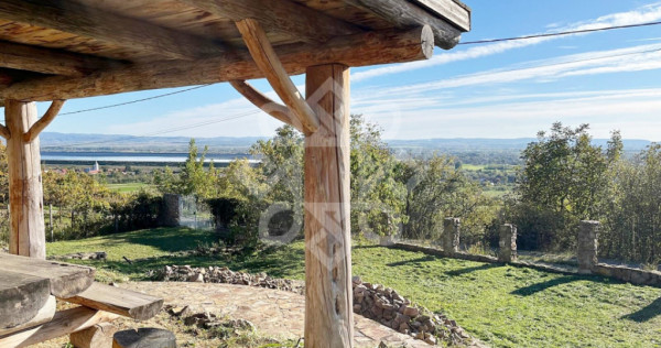 Casa pe deal din busteni, zona superba la 27 km de Oradea