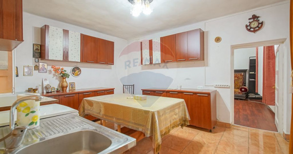 Proprietate cu 2 apartamente, terasă și garaj, Piața U...