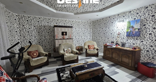 Casa cu etaj si mansarda, 7.200 mp teren, in comuna Probota