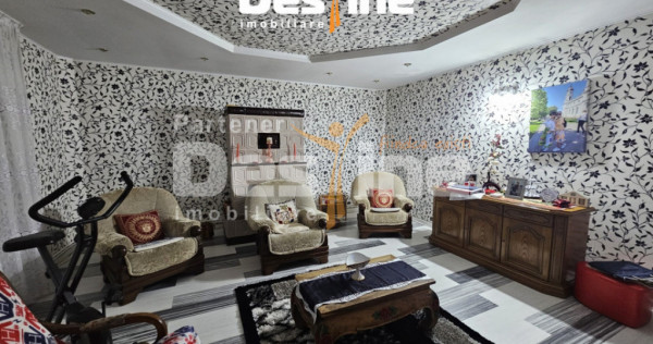 Casa cu etaj si mansarda, 7.200 mp teren, in comuna Probota