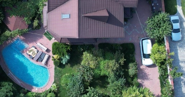 Vila individuala P+1+M cu curte spatioasa si piscina, zona foarte buna