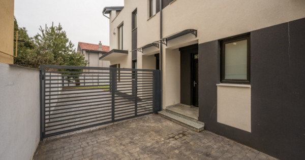 Casa se preda finisata - 4 bai - 3 dormitoare - curte - parc