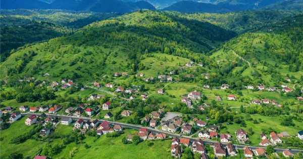 FILM! Constructie rustica tip Casa Verde, cu parau si panora