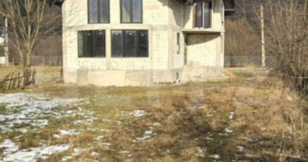 Casa etaj la rosu, 150 mp utili, 2460 mp teren, Campulung Mo