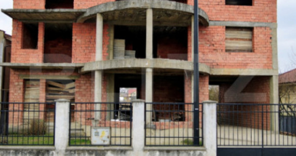 Construcție la roșu, 500 mp, cu acces la parcelă de 25 ar