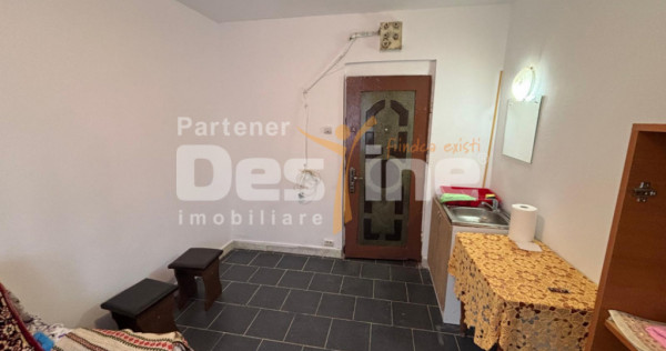 Cameră de cămin renovată, ușă metalică și geam termop