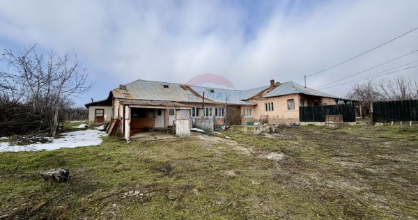 Casă cu 4 camere si teren 7727 mp Blidari