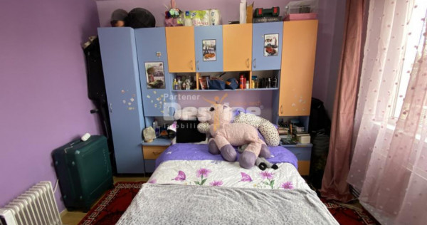 Apartament cu 3 camere, etaj intermediar, 2 locuri de parcar