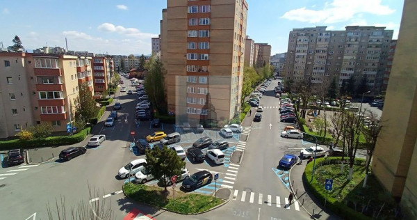Apartament 3 camere, boxă - zona Grivitei