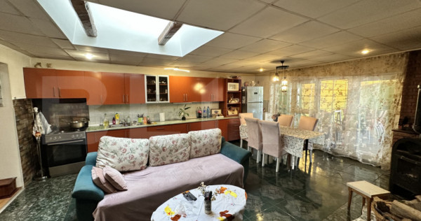 Casă spațioasă, complet mobilată, cu piscină si panouri