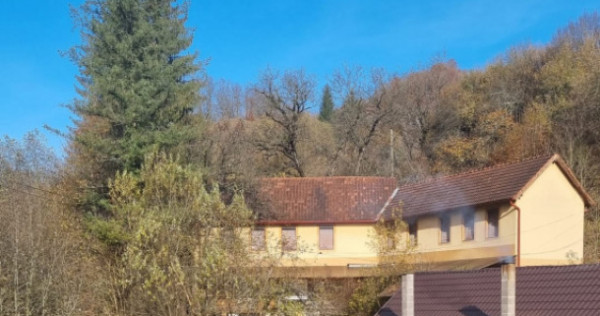 Cabana de vanzare, complet mobilată, ideală pentru relaxar