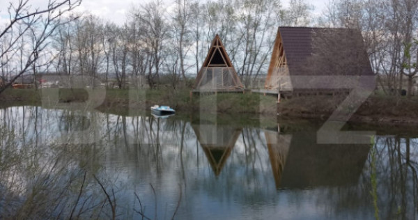 Teren cu iaz amenajat și două cabane A - frame &icirc;n constru