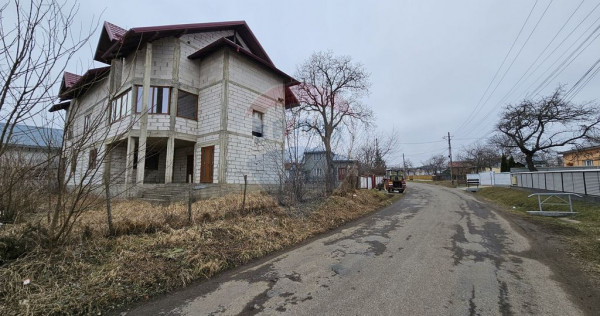 Casă / Vilă cu 12 camere, teren intravilan de 2869mp &icirc;...