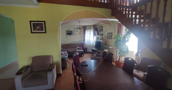 Casă cu 6 camere de v&acirc;nzare, teren generos, Osorhei