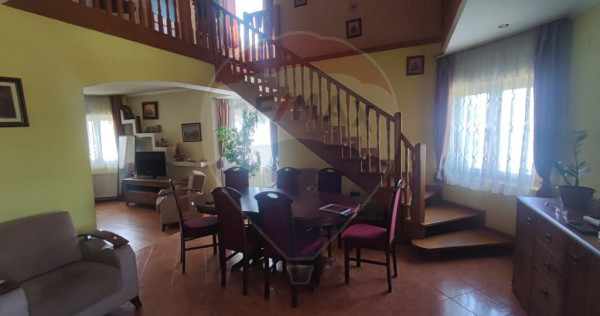 Casă cu 6 camere de v&acirc;nzare, teren generos, Osorhei