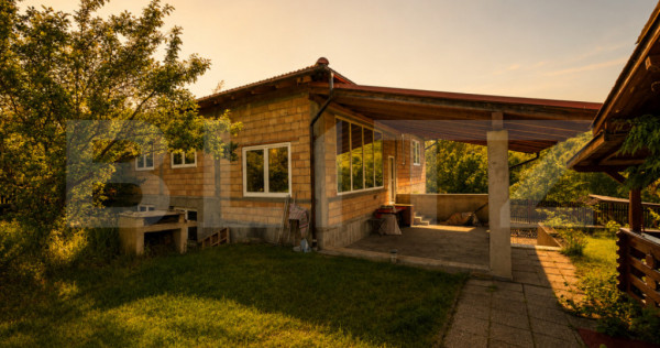 Casa la rosu de v&acirc;nzare, zona Livezeni