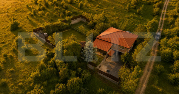 Casa la rosu de v&acirc;nzare, zona Livezeni