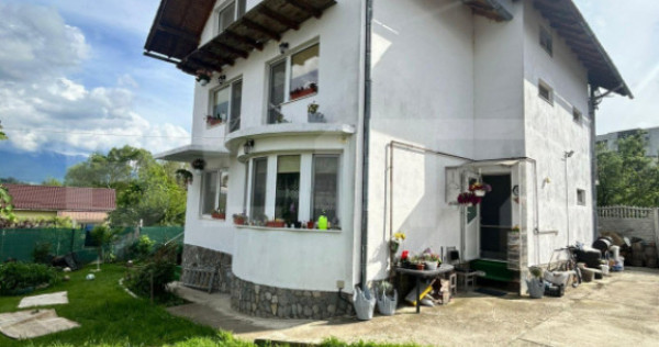 Casa/Vila cu 8 camere, 4 bai - Zarnesti