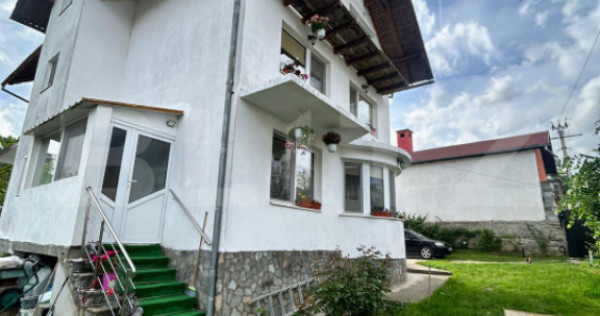 Casa/Vila cu 8 camere, 4 bai - Zarnesti