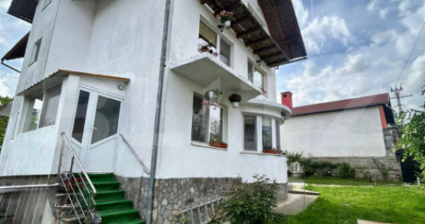 Casa/Vila cu 8 camere, 4 bai - Zarnesti