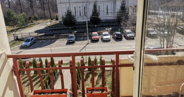 Apartament 2 camere de v&acirc;nzare Plopeni, Prahova, central
