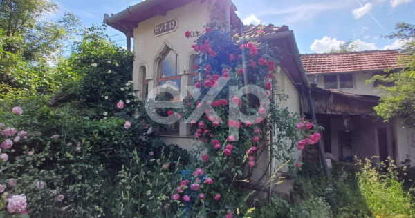 ????Proprietate Submontană cu Potențial deosebit: Casă ș