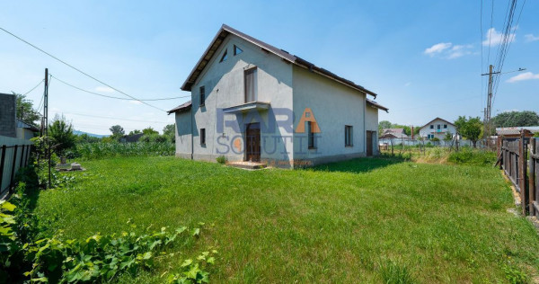 Casă din 2010 (3 dormitoare, două băi și garaj)
