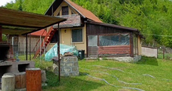 Cabană Mansardată de V&acirc;nzare &icirc;n Lepșa &ndash; Priveliște Superbă și Liniște