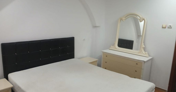 De inchiriat apartament cu 3 camere, I. C. Frimu, etaj 3,...