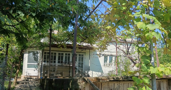 Casa Batranesaca si Teren de Vanzare in Ipotesti