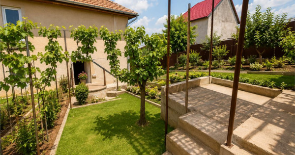 Casa individuala cu 5 camere, garaj, pivnita si curte propri