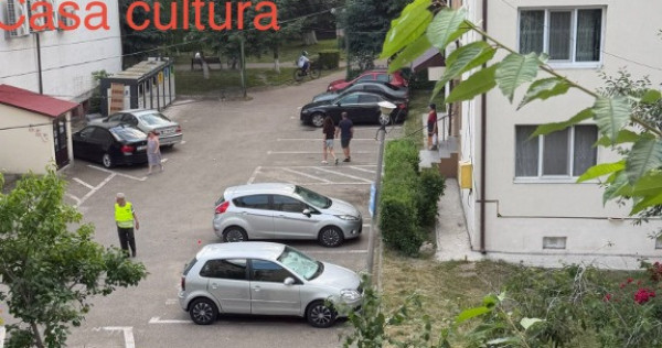 Vand apartament 2 camere decomandate Targu-Neamt, central langa parc