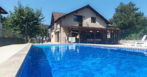 Casă cu piscină, terasă acoperită, garaj și parcare 3 m