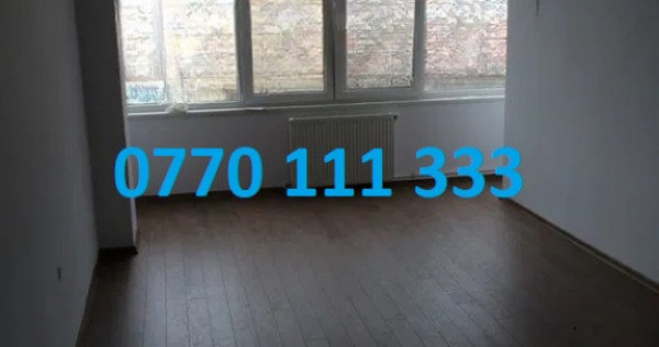 - Apartament 3 camere zona Calarasilor, etaj intermediar, ba