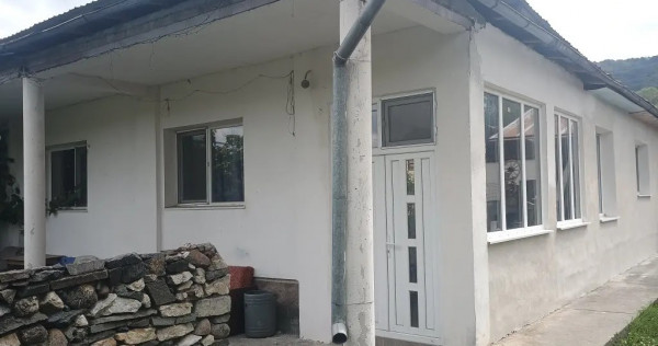 Casă de v&acirc;nzare+ anexe gospodărești