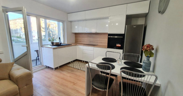 Apartament de vanzare DECOMANDAT ,3 camere 52 mp , zona INTR