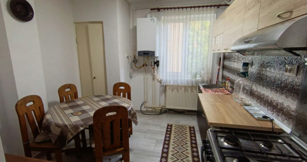 Apartament 4 camere, etaj 4/4, cu acoperiș, zona Sasar, Bai
