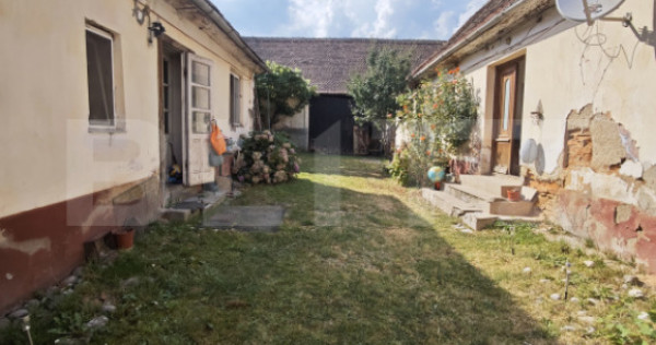 Casă de vanzare, 2 corpuri, 120 mp, teren 454 mp, zona Dumb