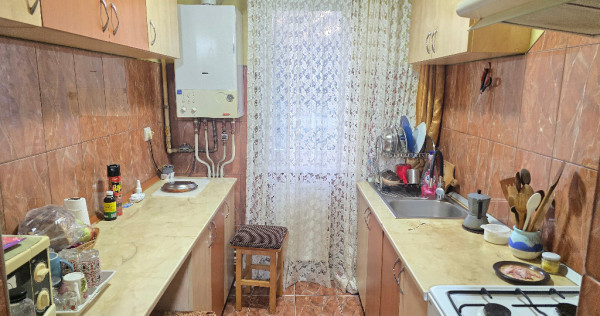 Vand apartament 3 camere semidecomandat in Deva, zona Micro 15, etaj 1