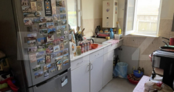 Casa 50 mp, 2.200 mp teren intravilan, zona Hintesti