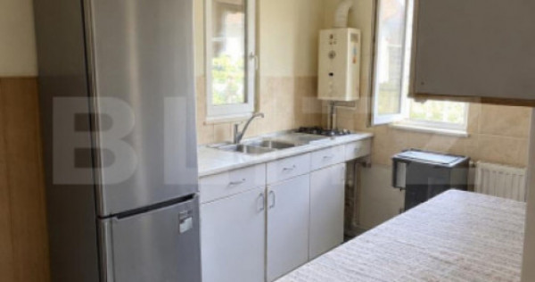 Casa 50 mp, 2.200 mp teren intravilan, zona Hintesti