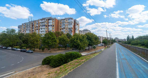 Apartament cu 4 camere de v&acirc;nzare &ndash; Micalaca, malul Mureșului