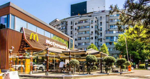 Dristor 3 camere l&acirc;ngă Mc Donald&rsquo;s, 2 băi cu geam, decomandat, bucatarie 10 mp