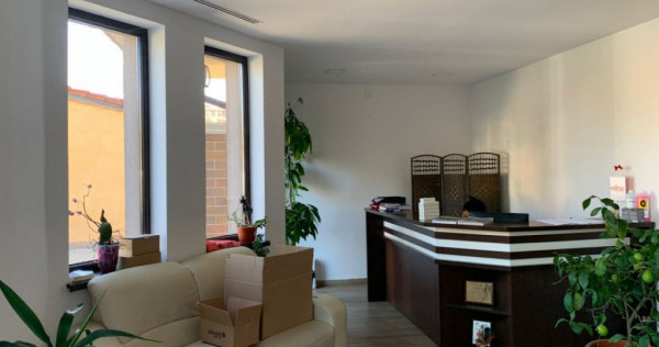 Spatiu comercial cu 12 incaperi si suprafata de 630 mp, zona