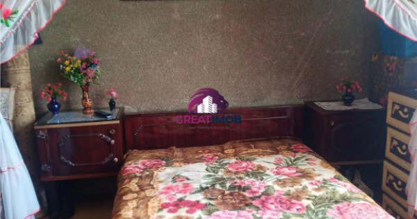 1 camera dintr-un apartament cu 3 camere.
