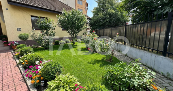Casa individuala 8 camere curte libera 300mp zona Calea Popl