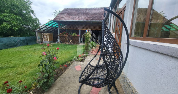 Casa individuala cu 6 camere,2 bai,teren de 1017 mp Pischia Central