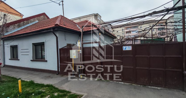 Casa individuala de vanzare cu 4 camere, 2 bai si 2 garaje, Lipovei