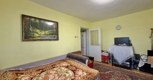Apartament 2 camere, semidecomandat, etaj 3, zona Dambovita